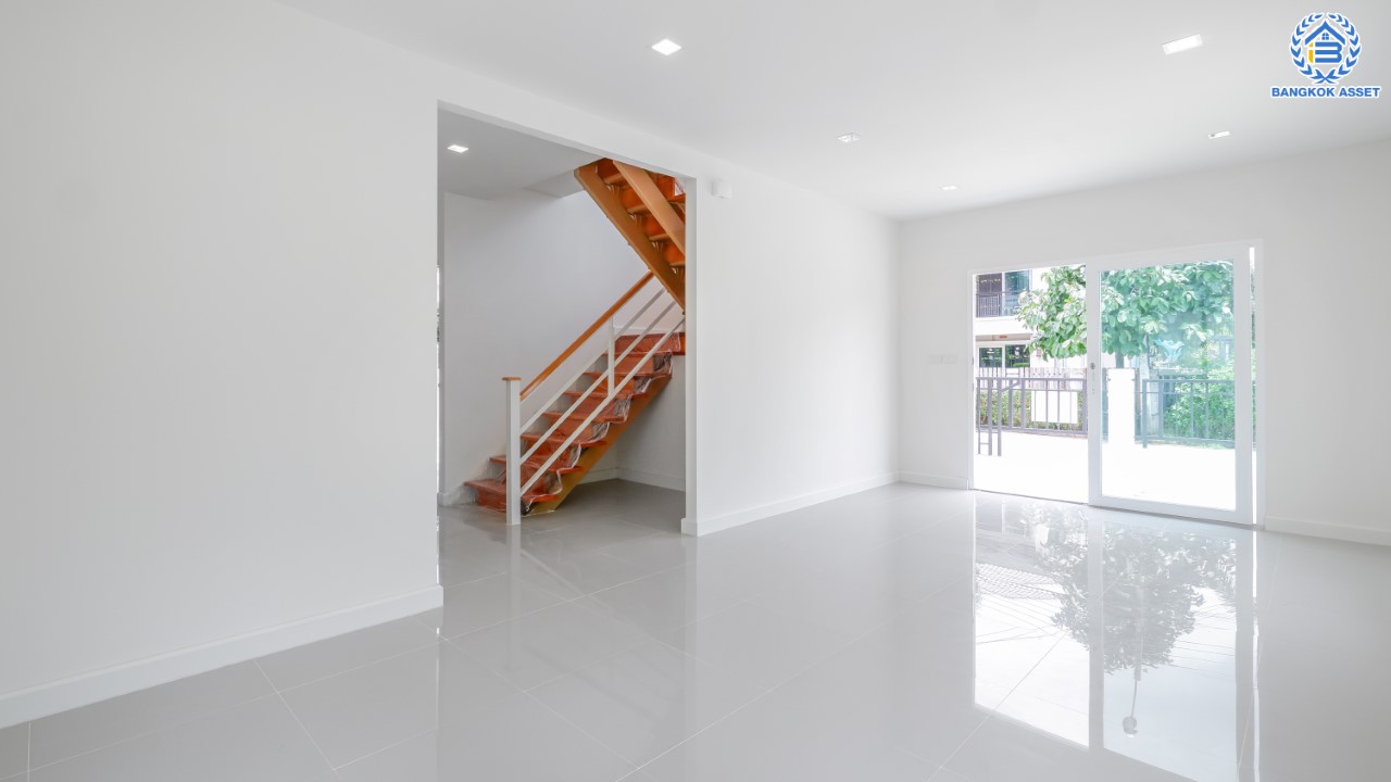 บ้านมือสองตกแต่งใหม่ ม.พฤกษาวิลเลจ10 พระราม5-บางใหญ่ เนื้อที่ 51 ตร.ว. ตอบโจทย์ทุกการอยู่อาศัย ฟังก์ชัน 3 ห้องนอน 2 ห้องน้ำ 2 ที่จอดรถ บรรยากาศเป็นส่วนตัว บนทำเลศักยภาพ เชื่อมต่อถนนกาญจนาภิเษก ใกล้เซ็นทรัลเวสต์เกต ทางด่วน และรถไฟฟ้า "สถานีตลาดบางใหญ่"